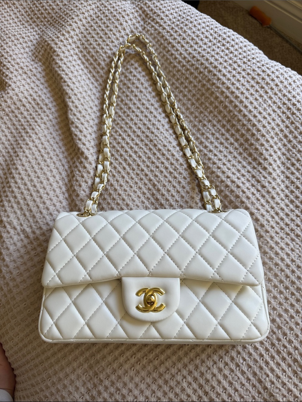 CHANEL White Quilted Shoulder Bag with Gold Chain